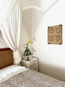 瓦里格提Al Bastione del Borgo Saraceno, Varigotti的一间卧室,配有一张床和床头灯