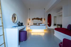 纳乌萨Angels Pillow Luxury Boutique Residence - Adults Only的白色卧室配有床和红色沙发
