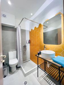 帕莱欧卡斯提撒Family House in Lakones的一间带水槽、淋浴和卫生间的浴室