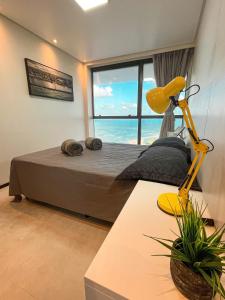 累西腓Paiva (Barra Home Stay) Luxuoso - vista incrível 26 andar的一间卧室设有一张床,享有海景