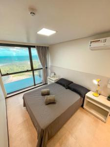 累西腓Paiva (Barra Home Stay) Luxuoso - vista incrível 26 andar的一间卧室设有一张大床和大窗户