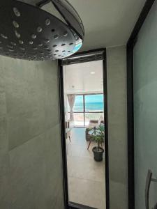 累西腓Paiva (Barra Home Stay) Luxuoso - vista incrível 26 andar的通往海景客房的玻璃门