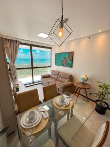 累西腓Paiva (Barra Home Stay) Luxuoso - vista incrível 26 andar的客厅配有沙发和桌椅