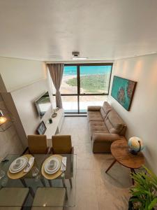 累西腓Paiva (Barra Home Stay) Luxuoso - vista incrível 26 andar的客厅配有沙发和桌子