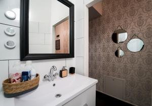 维也纳Mint 13 @ Mariahilf的一间带水槽和镜子的浴室