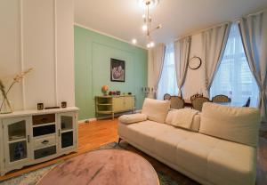 维也纳Mint 13 @ Mariahilf的客厅配有白色沙发和一些窗户。