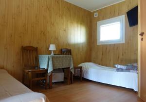 詹塔尔Farma Jantar的一间卧室配有一张床、一张桌子和一个窗户。