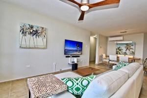法哈多Ocean & Marina Views 3 Bedroom 2 Bathroom Luxury Condo的客厅配有白色沙发和吊扇