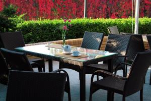 苏瓦乌基拉各斯酒店的桌子和椅子,上面有桌子和鲜花