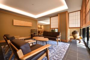 伊豆Oni no Sumika的客厅配有沙发和桌子