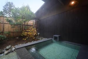 伊豆Oni no Sumika的一座房子后院的游泳池