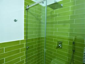 那不勒斯Napoletando b&b的绿色瓷砖淋浴间设有玻璃门