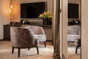 克诺克－海斯特布里塔尼亚酒店的客厅配有两把椅子和电视
