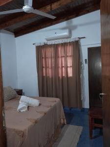 伊瓜苏港IGUAZU CABANAS的一间卧室设有一张大床和窗户