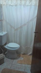 伊瓜苏港IGUAZU CABANAS的一间带卫生间和淋浴帘的浴室