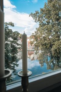 兰茨胡特Hotel Amalia - Boutique Hotel的窗户享有河流和树木的景致。