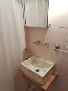 拉佩德雷拉La Rosadita, un escape tranquilo en La Pedrera.的浴室设有白色水槽和镜子