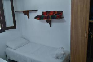 拉佩德雷拉La Rosadita, un escape tranquilo en La Pedrera.的卧室里设有一张床,上面有一只动物