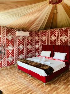 瓦迪拉姆Rum Hatem Camp的帐篷内一间卧室,配有一张大床