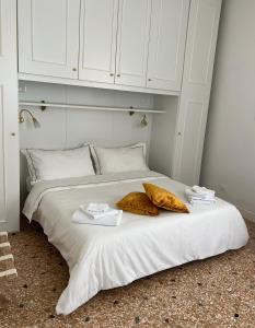 威尼斯Venice at Home - Rialto Bridge的一张白色的床,上面有两个枕头