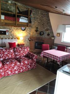 卡尔达斯达·赖尼亚Casas Dos Infantes - Turismo Rural的客厅配有沙发和桌子