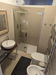 格拉多EXCELSIOR 10 - Luxury apartment的带淋浴、卫生间和盥洗盆的浴室