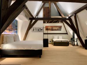 根特Comic Art Hotel的阁楼上的卧室配有两张床