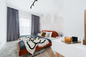 米科瓦伊基Lake Club Apartments by LoftAffair的白色卧室配有床和书桌