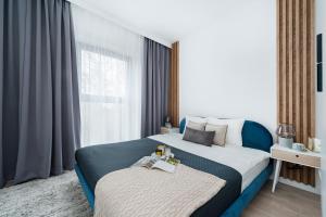 米科瓦伊基Lake Club Apartments by LoftAffair的一间卧室设有一张大床和一个窗户。