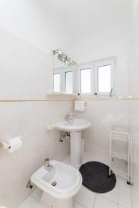 斯坦尼奇Villa Horizon的白色的浴室设有水槽和卫生间。
