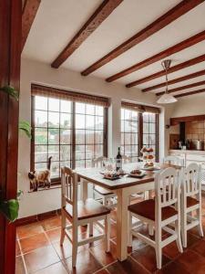 圣克鲁斯-德拉帕尔马Casa La Encarnación的厨房配有桌子,狗则眺望窗外