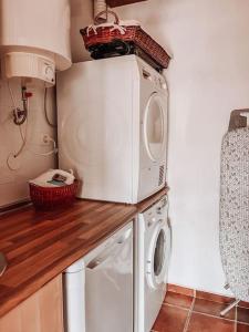 圣克鲁斯-德拉帕尔马Casa La Encarnación的厨房配有洗衣机和微波炉。