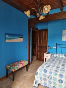 奧瑞那La Torruca的一间卧室设有蓝色的墙壁、一张床和天花板