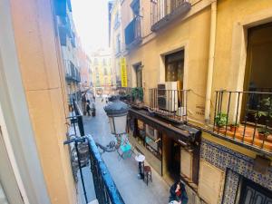 马德里Apartamentos Puzzle Madrid Sol的从大楼的阳台上可欣赏到街道景色