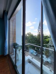 邦美蜀Nhà nguyên căn T Home BMT的客房设有大型观景玻璃窗。