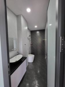 邦美蜀Nhà nguyên căn T Home BMT的白色的浴室设有水槽和卫生间。