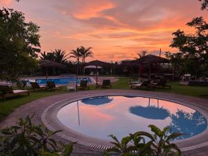 MalaBungalows de Casa Verde的一座享有日落美景的大型游泳池