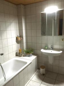 RehdenKranich-Holzferienhaus 'Kleine Auszeit'的白色的浴室设有浴缸和水槽。