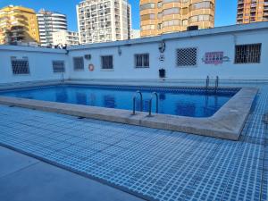 贝尼多姆Hany apartment Ducado 11-C的一座建筑物中央的游泳池