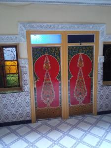 马拉喀什辛迪南部酒店的一间房间,两扇门上挂着圣诞树