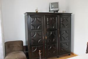 波尔图霍斯佩达利博阿维斯塔旅馆的木柜,上面有电视