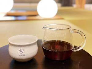 东京MIMARU SUITES Tokyo NIHOMBASHI的一杯咖啡,一杯咖啡,一杯咖啡