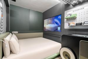 上海静安寺淮海中路亚朵X酒店的小房间设有一张床和一台平面电视