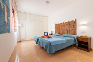 科拉雷侯Casa Garcia的一间卧室配有两张蓝色床单