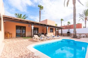 科拉雷侯Casa Garcia的一座别墅,设有游泳池和棕榈树