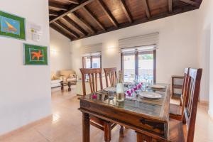 科拉雷侯Casa Garcia的用餐室以及带桌椅的起居室。