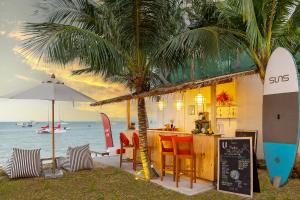 班拉克海滩U Samui的海滩上的餐厅,设有酒吧和冲浪板