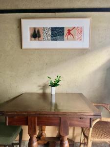 京都Azukiya的木桌,上面有盆栽植物