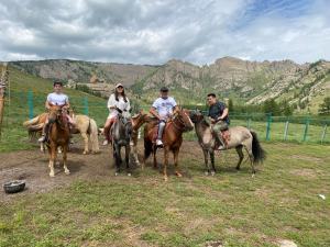 乌兰巴托Four Season的一群在田野里骑马的人