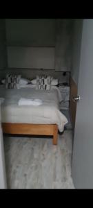 llifenMavidahue的一间卧室配有带白色床单和枕头的床。